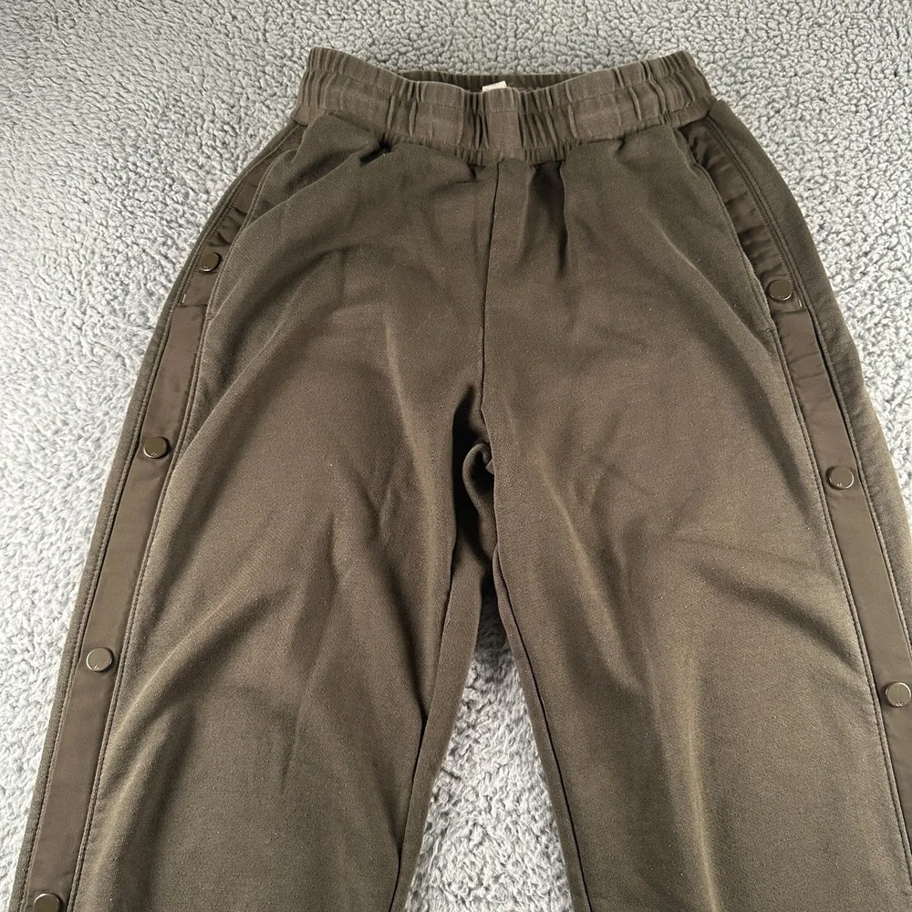 ALO Yoga Courtside Tearaway Side Snap Button Pant Womens Size S Olive Lounge